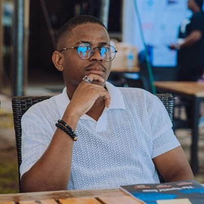 Tomiwa, Builder